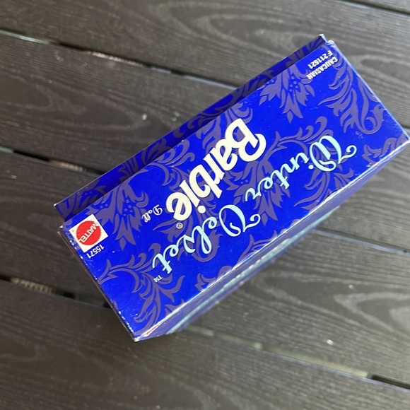 - NRFB Vintage 1995 AVON ~ Winter Velvet Barbie Doll ❄️ - Picture 16 of 16